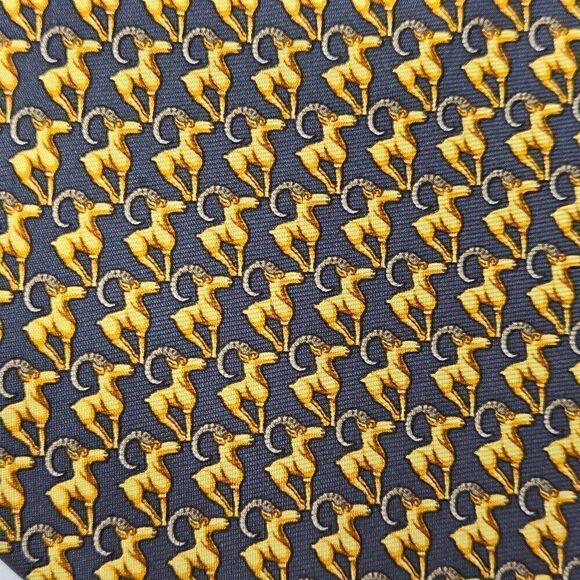 METROPOLITAN MUSEUM OF ART SILK TIE YELLOW GRAY BIGHORN RAM FOULARD 3.5" X 58" - Picture 2 of 3